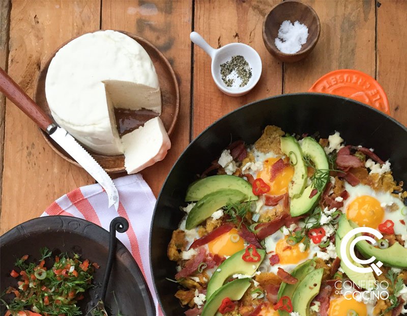 sarten de huevos con platano verde y tocino