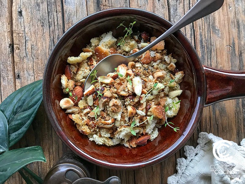 Pangrattato, aderezo crocante de pan, ajo y frutos secos